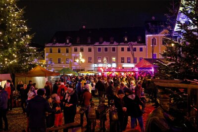 Was man in Familie auf dem Glauchauer Weihnachtsmarkt erleben kann - Vergangenes Jahr wurde der Glauchauer Weihnachtsmarkt rege besucht.