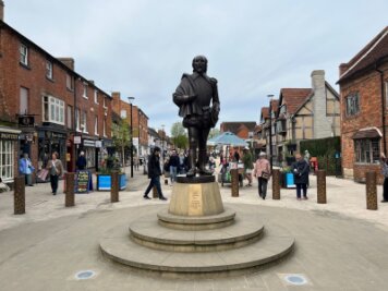 Was man von Shakespeare heute noch lernen kann - Eine Statue von William Shakespeare in der englischen Stadt Stratford-upon-Avon.