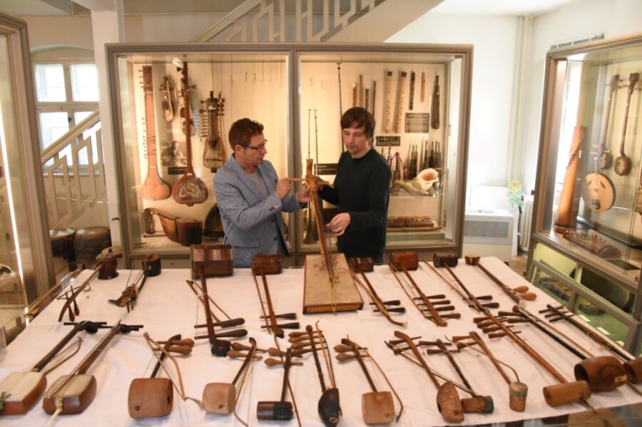 Rolf Killius aus London (links) und Stefan Hindtsche, Leiter des Musikinstrumenten-Museums Markneukirchen, in der Sammlung von Instrumenten aus aller Welt, die im Ostflügel des Museums gezeigt wird und die der Londoner Musikethnologe nun das dritte Jahr in Folge systematisch erforscht. Es geht um fast 300 Instrumente. 