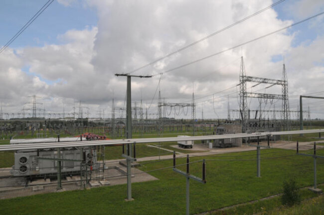Was passiert eigentlich in einem Umspannwerk? - In Röhrsdorf wird Strom von Fernleitungen auf andere übertragen oder für die regionale Nachfrage umgewandelt.