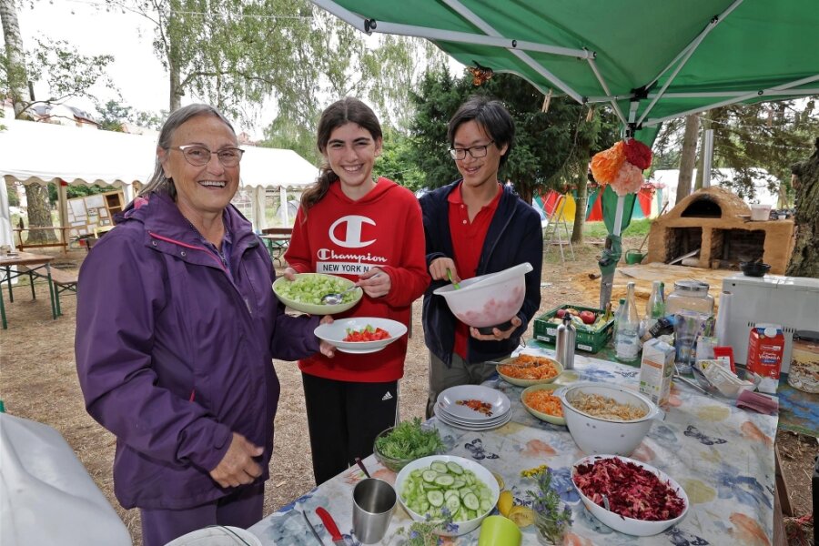 Was passiert im Zeltlager in der Waldenburger Mittelstadt? - Die Jugendlichen Maria und Nicola (rechts) sind gemeinsam mit Nicole Gilabert für die Versorgung zuständig.