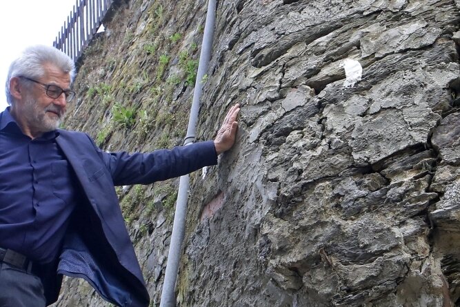 Was passiert mit Torberg-Warze? - Bürgermeister Bernd Pohlers wirft einen Blick auf die Schäden an der Stützmauer am Torberg. 