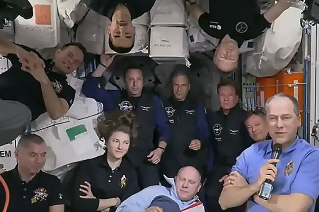 Was passiert, wenn auf der ISS ein Crewmitglied stirbt? - Volles Haus auf der ISS. Elf Personen - zwei Touristen inklusive - hielten sich im April dort auf. So lange alle gesund sind und sich vertragen, ist das kein Problem. Und segnet im Orbit doch mal jemand das Zeitliche, so ist auch dafür vorgesorgt. 