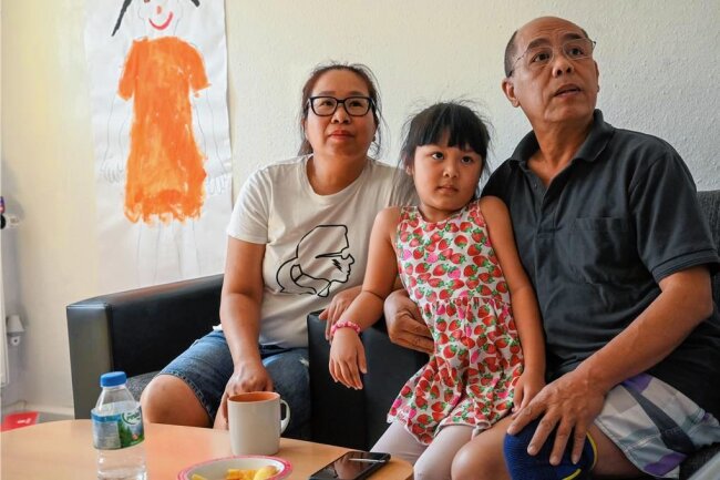 Was Pham Phi Son vor der Abschiebung bewahren könnte - Zum zweiten Mal vor der Härtefallkommission gescheitert: Hoa Nguyen, Tochter Emilia Nguyen und Pham Phi Son. 