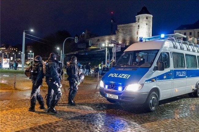 Was Polizisten bei Coronaprotesten im Vogtland zu hören bekommen - Polizeikräfte am Rande eines Protestes gegen die Coronapolitik in Plauen.