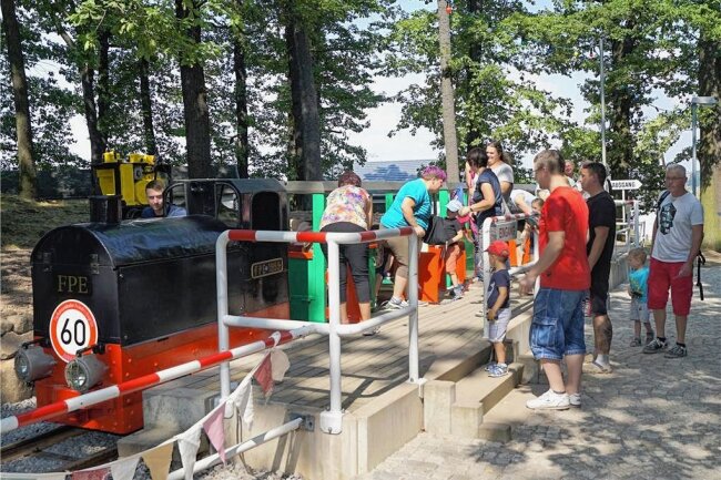 Was Reinsdorf im Jahr 2023 plant - Eine Fahrt mit der Parkeisenbahn gehört für viele Besucher des Friedrichsgrüner Parkfestes dazu. 