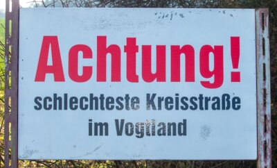 Was Sachsens Rotstift-Politik auf den Straßen im Vogtland bewirkt - An der K 7884 in Pöhl steht diese Tafel als Mahnung an Autofahrer, die die desolate Kreisstraße befahren wollen.