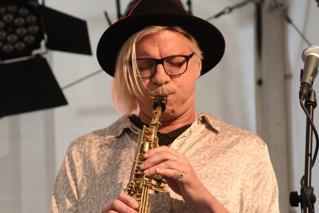 Was Saxofonist Volker Schlott der Musikschule verdankt - Volker "Holly" Schlott beim Konzert seiner Jazz-Formation Favo im Sommer vorigen Jahres auf Schloss Voigtsberg. 