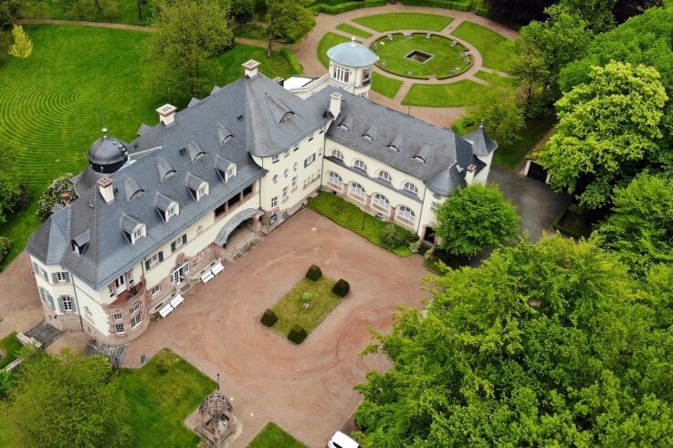 Was Schloss Wolfsbrunn mit der Steinkohle von Oelsnitz zu tun hat - Das Schloss Wolfsbrunn hat einst Karl-Georg Wolf erbauen lassen. In Oelsnitz spielte dieser eine große Rolle für das Bergbauunternehmen Gewerkschaft Deutschland. 