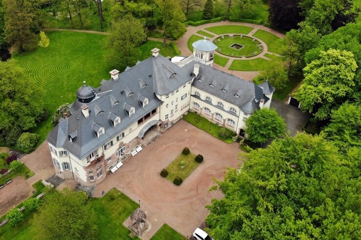 Was Schloss Wolfsbrunn mit der Steinkohle von Oelsnitz zu tun hat - Das Schloss Wolfsbrunn hat einst Karl-Georg Wolf erbauen lassen. In Oelsnitz spielte dieser eine große Rolle für das Bergbauunternehmen Gewerkschaft Deutschland. 