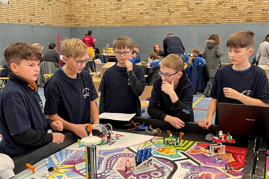 Was Schüler aus dem Erzgebirge mit Lego-Robotern lernen - Das Glück-Auf-Team von der Oberschule Eibenstock ist bei der First Lego League in Leipzig angetreten.