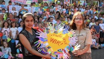 Was Schulkinder vermisst haben - Hosna Faizi (links) und Lea Bauer zeigen ein Ergebnis der Aktion an der Grundschule Aue-Zelle. 