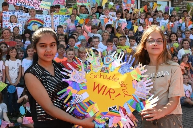 Was Schulkinder vermisst haben - Hosna Faizi (links) und Lea Bauer zeigen ein Ergebnis der Aktion an der Grundschule Aue-Zelle. 