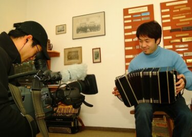 Was selbst Japaner nach Zwota führte - Das Harmonikamuseum Zwota kennt man auch in Japan. Im Dezember 2005 war ein Kamerateam der Fernsehanstalt Nippon News Network mit dem Bandoneonsolisten Ryota Komatso (rechts) im Vogtland und im Westerzgebirge unterwegs. Die Aufnahmen waren bestimmt für eine 90-minütige Dokumentation.