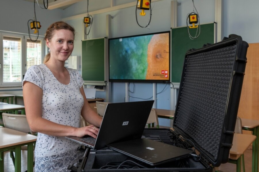 Was sich an Schulen der Region getan hat - Maria Köhler von der Evangelischen Werkschule Milkau im Computerraum, der auch neue Technik erhalten hat und mit dieser ins neue Schuljahr gestartet ist. 