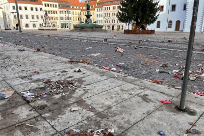 Was sich bei der Müllabfuhr in Freiberg und Mittelsachsen 2024 ändert - Auf dem Obermarkt in Freiberg waren die Spuren der Silvesternacht am Neujahrstag noch am Mittag deutlich zu sehen.
