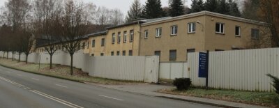 Was sich im Inneren dieses Hauses an der B 169 befindet - Dieses Haus an der Auer Straße in Bad Schlema wird derzeit von verschiedenen Behörden genutzt. 