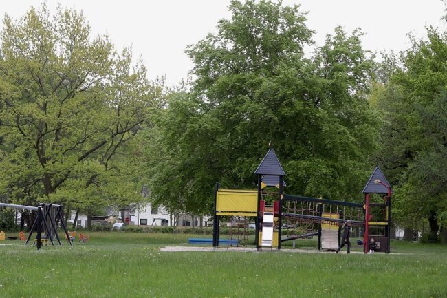 Was sich junge Leute im Grünfelder Park wünschen - Auf der Wiese neben dem Spielplatz ist viel Platz.