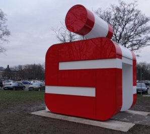 Was soll das große S am Platz der Völkerfreundschaft? - Am Platz der Völkerfreundschaft in Zwickau fällt dieser Sparkassen-Cube ins Auge. Ein zweiter entsteht an der Crimmitschauer Straße.