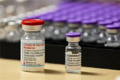 Was spricht für Moderna und was dagegen? - Für Laien nur schwer einzuschätzen: Soll es der Impfstoff von Moderna (l) oder Biontech sein?