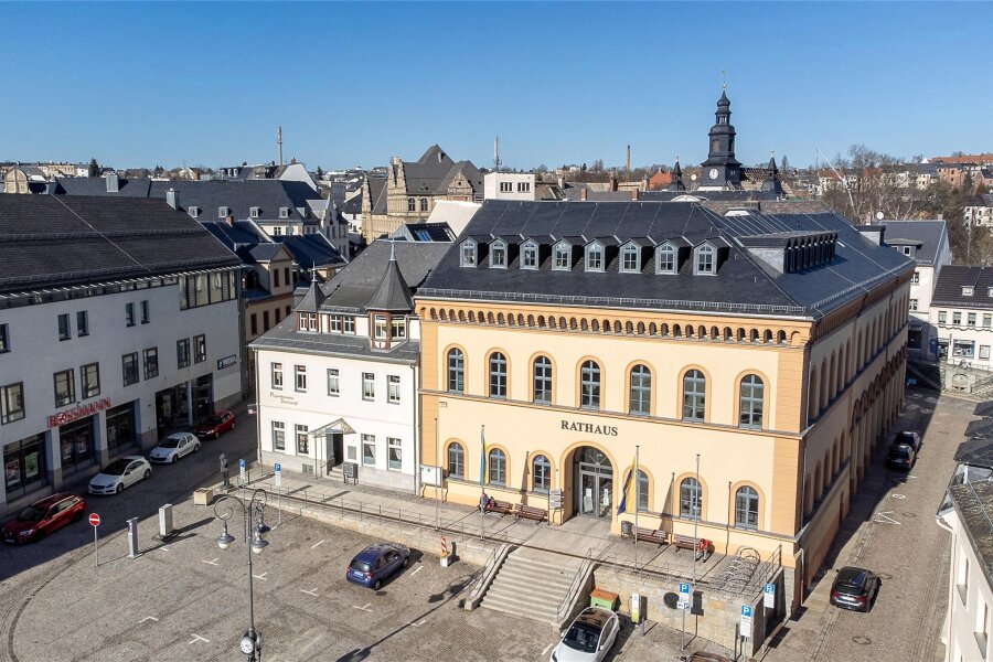 Was Stadtführungen über die Vergangenheit Reichenbachs verraten - Eine der beiden Führungen geht durch Reichenbachs Innenstadt. Im Bild der Markt mit Rathaus.