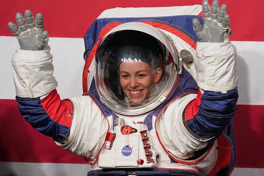 2019 führte Nasa-Ingenieurin Kristine Davis den Prototypen eines neuen Raumanzuges vor. 