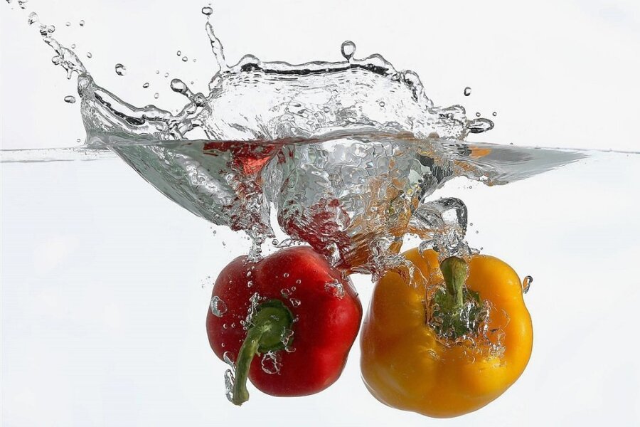 Gemüse waschen und konsequent auf den Speiseplan setzen: Wem so eine ausgewogene Ernährung und Gewichtsreduzierung gelingt, kann laut einer Studie Sodbrennen begegnen. 