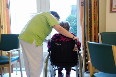 Was tun, wenn die Rente fürs Pflegeheim nicht reicht? - Angst, dass das Geld für den Pflegeheimplatz nicht mehr reicht.