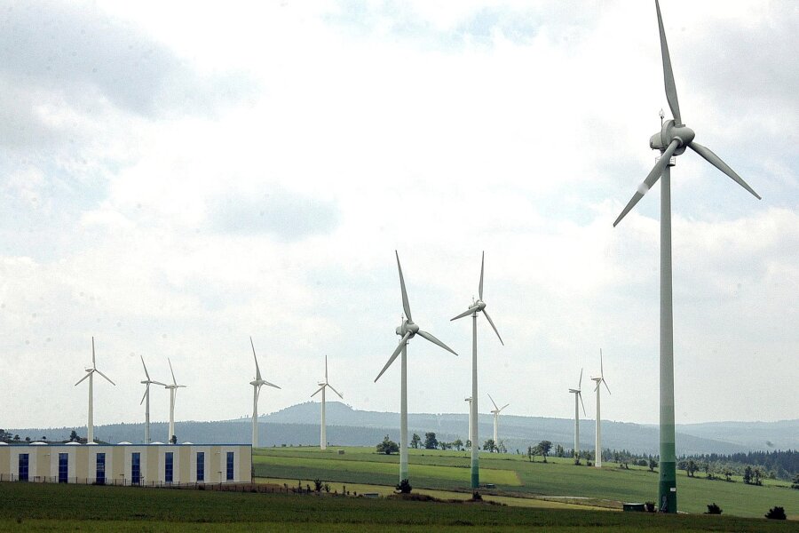Was vom Rekord-Windpark im Erzgebirge noch übrig ist - Diese Aufnahme stammt aus dem Jahr 2008 und zeigt zwölf der 14 Windkraftanlagen, die einmal im Jöhstädter Windpark standen.