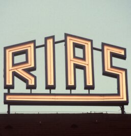 Was vom Rias übrig blieb - Das Logo des Rias Berlin auf dem Dach des Rundfunkhauses im Stadtteil Schöneberg auf einem Bild aus dem Jahr 1986. Der Radiosender wäre am 7. Februar 2021 75 Jahre alt geworden. Als "Drahtfunk im amerikanischen Sektor" war die Welle erstmals am 7. Februar 1946 auf Langwellen-Frequenz zu hören gewesen. 