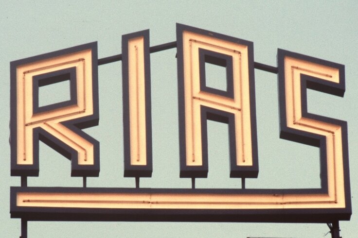 Was vom Rias übrig blieb - Das Logo des Rias Berlin auf dem Dach des Rundfunkhauses im Stadtteil Schöneberg auf einem Bild aus dem Jahr 1986. Der Radiosender wäre am 7. Februar 2021 75 Jahre alt geworden. Als "Drahtfunk im amerikanischen Sektor" war die Welle erstmals am 7. Februar 1946 auf Langwellen-Frequenz zu hören gewesen. 