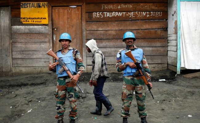 Zwei Soldaten der UN-Friedenstruppe bewachen in Goma (Kongo) eine Straße. Bei einem Rebellenangriff wurden im November mindestens 14 Blauhelm-Soldaten getötet. Die Missionen der UN sind nicht nur wegen der Gefahren umstritten.