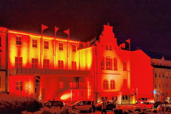 Was wird ab 2024 mit dem Reichenbacher Neuberinhaus? - Im Juni 2020 machten bundesweit Kulturhäuser auf ihre wirtschaftlich prekäre Lage in der Corona-Pandemie aufmerksam, in dem die Einrichtungen für eine Nacht rot angestrahlt wurden. Die Pandemie ist vorbei - doch für das Neuberinhaus ist die Kuh noch nicht vom Eis. 