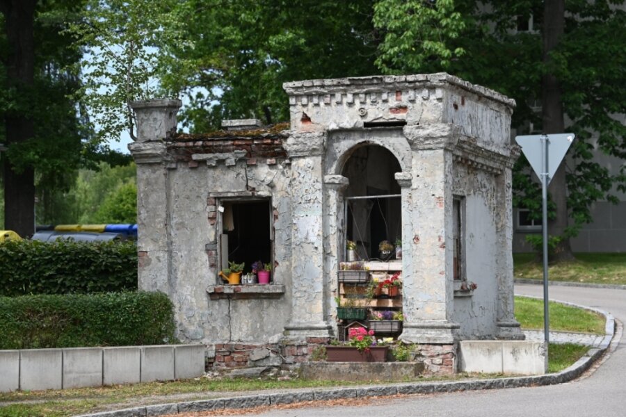 Was wird aus dem Pförtnerhaus am Adalbert-Stifter-Weg? - Während die meisten Gebäude der ehemaligen Artillerie-Kaserne am Adalbert-Stifter-Weg heute sanierte Wohnhäuser sind, ist das Pförtnerhaus noch eine Ruine. Anwohner haben es mit Blumenkästen geschmückt.