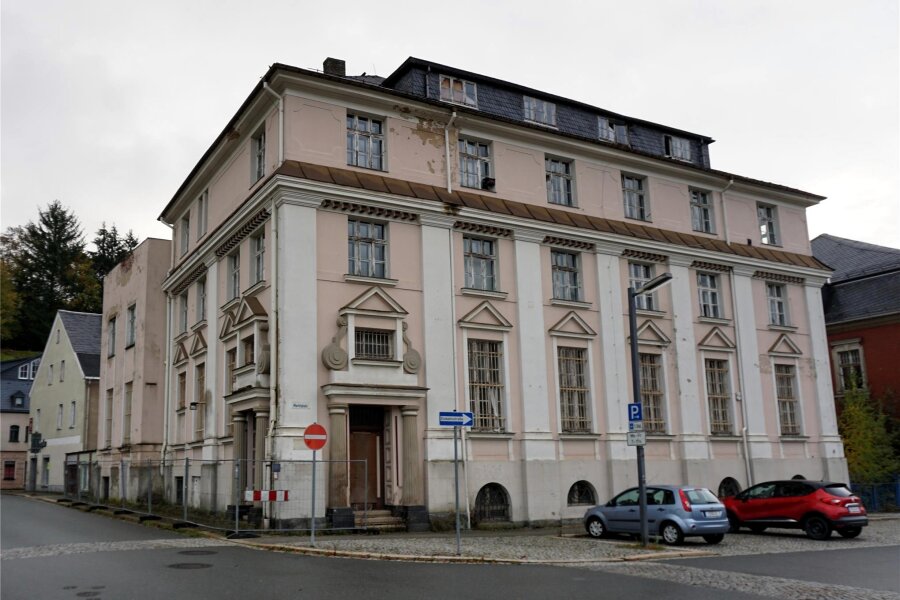 Was wird aus den leer stehenden Gebäuden am Marktplatz Klingenthal? - Das vom Verfall gezeichnete Gebäude der ehemaligen Deutschen Bank am Klingenthaler Marktplatz. Nach Angaben der Stadt steht es noch zum Verkauf.