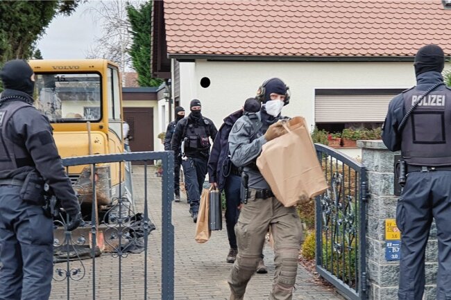 Was wird aus der Ermittlung zu Kretschmer-Mordplan? - Ermittler tragen Beweismaterial aus dem Haus eines Verdächtigen aus dem Pegida-Umfeld in Dresden. 