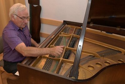 Was wird aus Flügel in der Hartensteiner Schul-Aula? - Klavierbaumeister Andreas Sens hat in der vergangenen Woche den um die 100 Jahre alten Steinway-Stutzflügel in der Aula der Paul-Fleming-Oberschule gestimmt. 