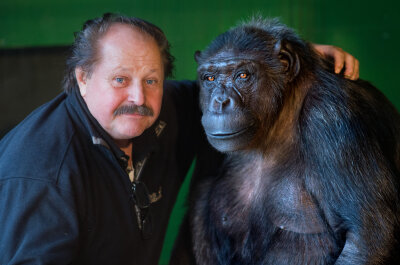 Was wird aus Robby? Streit um einen Zirkus-Affen - Zirkusdirektor Klaus Köhler (links) und Schimpanse Robby 