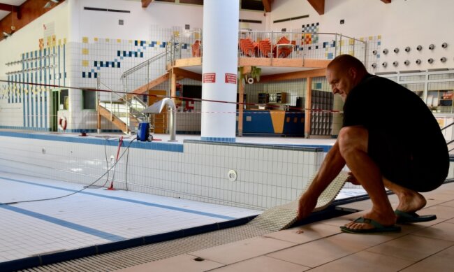 Wasser im Limbomar ab Montag um bis zu zwei Grad kühler - Badleiter Dirk Schuler während der Sommerpause bei Reinigungsarbeiten im Limbomar. Wenn das Schwimmbad am Montag nach dreiwöchiger Schließzeit wieder öffnet, wird das Wasser in den Becken etwas kühler sein als vorher. 