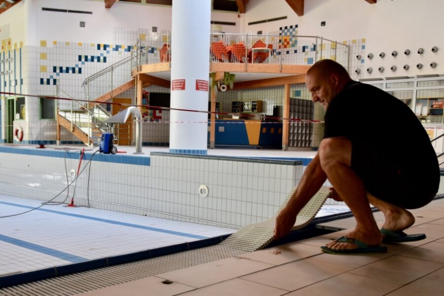 Badleiter Dirk Schuler während der Sommerpause bei Reinigungsarbeiten im Limbomar. Wenn das Schwimmbad am Montag nach dreiwöchiger Schließzeit wieder öffnet, wird das Wasser in den Becken etwas kühler sein als vorher. 