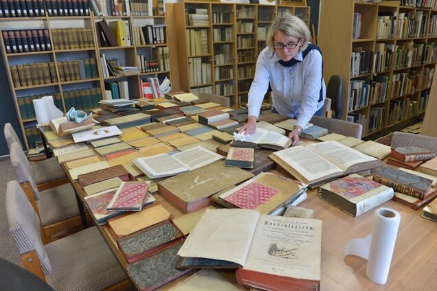 Wasser in Freiberger Uni-Bibliothek: 1000 Bücher des Altbestands beschädigt - 