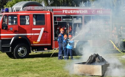 Wasser Marsch: Freiberger Feuerwehr zeigt, was sie kann - Bei einer Einsatzübung zum Tag der offenen Tür bei der Feuerwehr Freiberg zeigte auch die Jugendfeuerwehr, was sie kann.