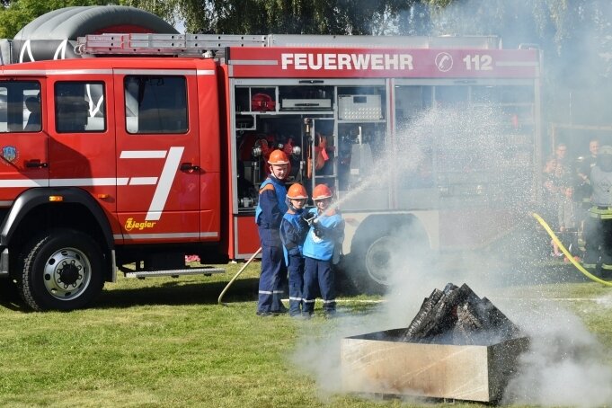 Bei einer Einsatzübung zum Tag der offenen Tür bei der Feuerwehr Freiberg zeigte auch die Jugendfeuerwehr, was sie kann.