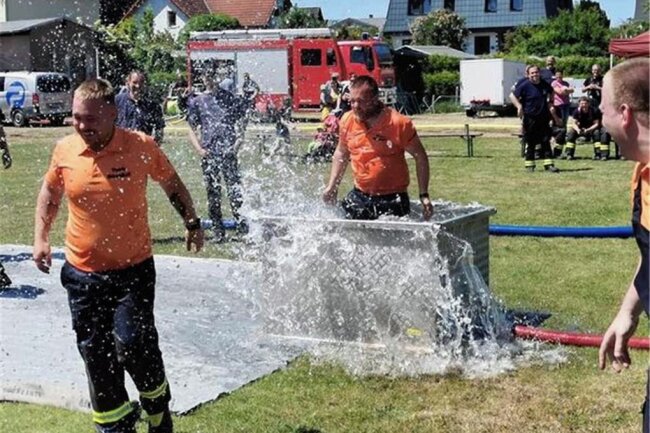 Wasser marsch: Ottendorfer Feuerwehr ist erneut Kreismeister - Die Siegermannschaft beim Löschangriff.