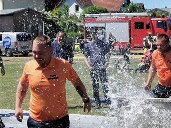 Wasser marsch: Ottendorfer Feuerwehr ist erneut Kreismeister - Die Siegermannschaft beim Löschangriff.