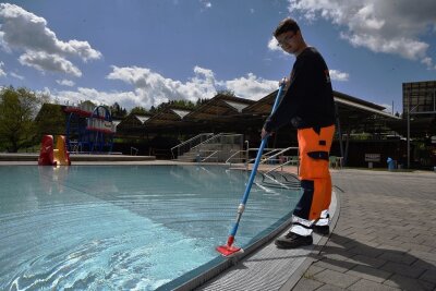 Wasser wärmer als Luft: Oelsnitzer Freibad öffnet am Freitag - Schwimmmeister Maik Prasser 