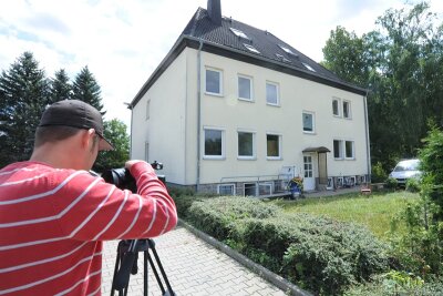 Wasserattacke auf Asyldomizil in Lunzenau - Ein Kameramann dreht vor dem Gebäude, in dem Asylbewerber in Lunzenau untergebracht werden sollen.