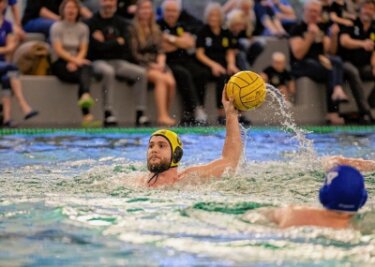 Wasserballer ziehen souverän in nächste Runde ein - Max Wüstner (am Ball) und seine Teamkollegen vom SV Zwickau 04 stehen in der 2. Runde des Ostdeutschen Wasserballpokals. 