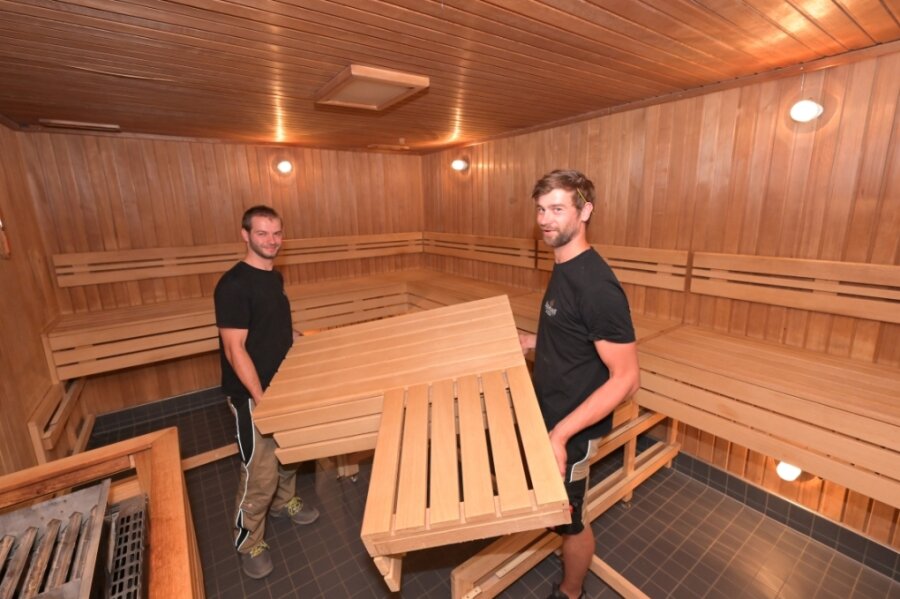 Die finnische Sauna in der Auer Schwimmhalle wird umgebaut. Begonnen haben die Arbeiten diese Woche mit dem Ausbau des vorhandenen Mobiliars. Marcel Koch (links) und Projektleiter Johannes Erdmann von der Firma Erdmann aus Weischlitz kamen beim Tragen schon mal ins Schwitzen. 
