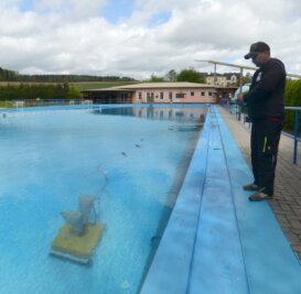 Wasserfreunde bringen ihr Bad auf Vordermann - Jörg Dölling steuert den Unterwasserbodensauger, mit dem das 50-Meter-Schwimmbecken des Freibades Reumten-grün gereinigt wird. 